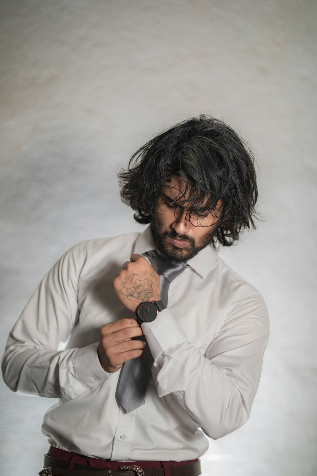 Retrato de estúdio de um homem brasileiro com barba, roupa casual de negócios