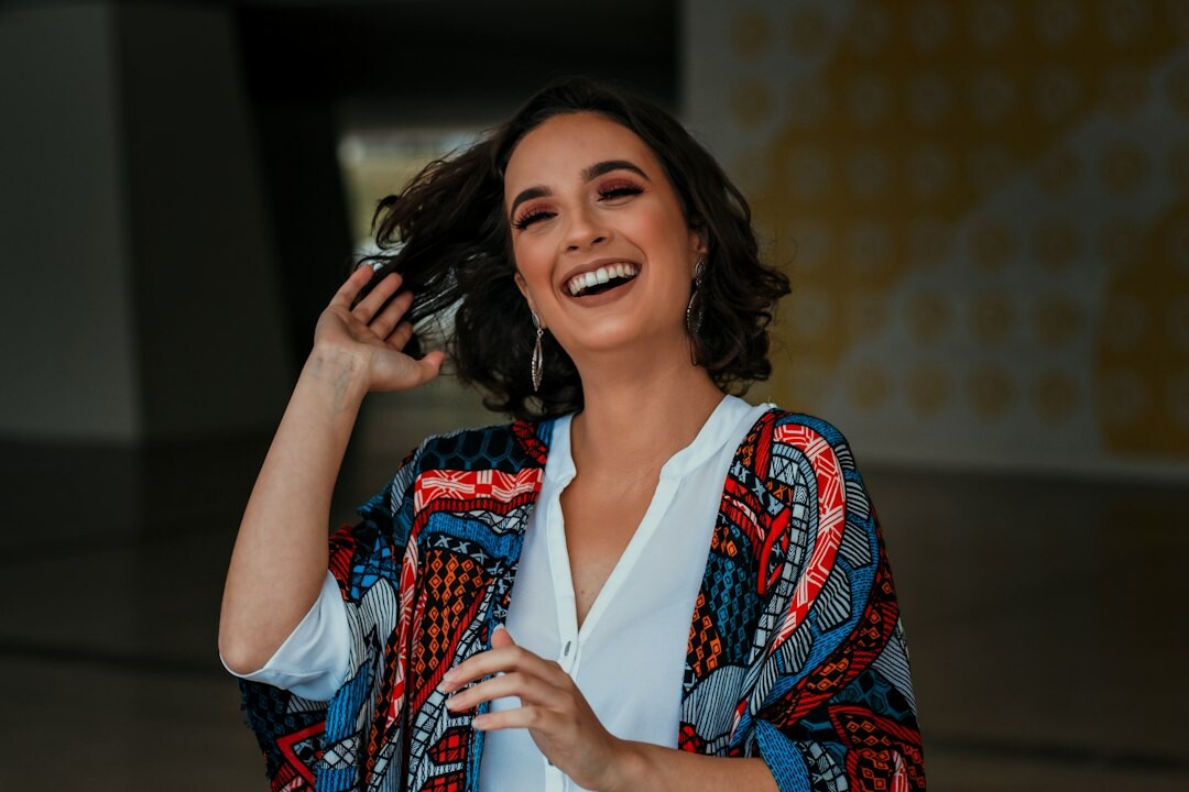 Retrato de estúdio de uma mulher brasileira sorrindo, roupa casual de negócios